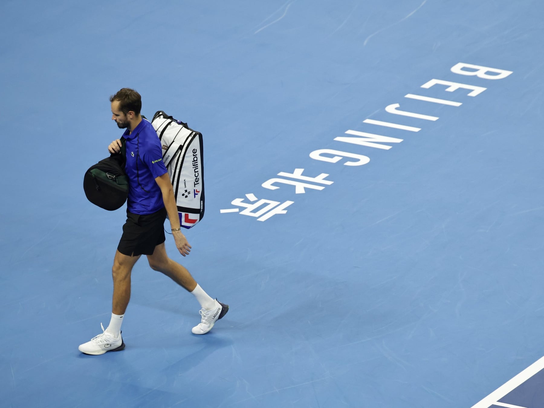 El chino que pega la pelota y el ruso que la paga: Djokovic a la final de Pekín sin terminar el set
