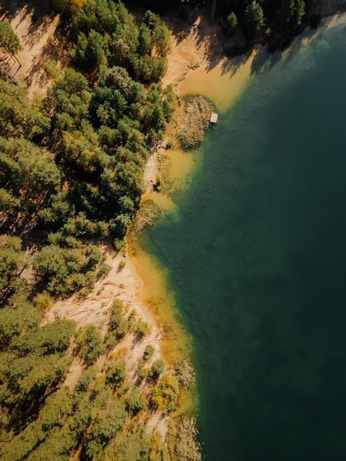 La capilla que asomó entre los arrayanes y sigue abierta al lago