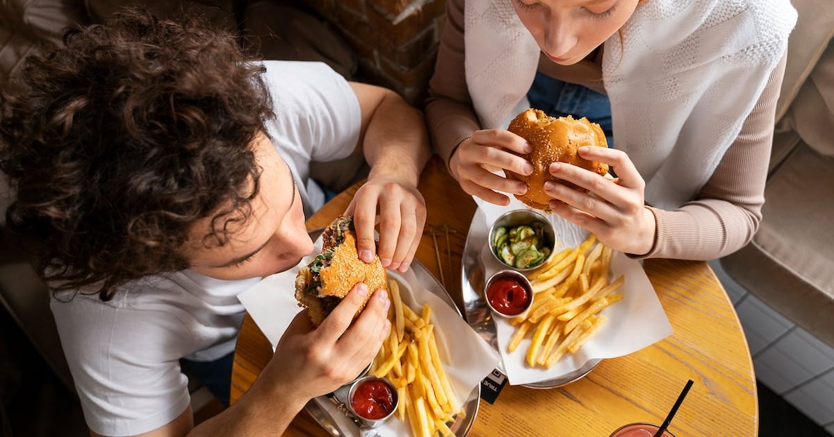 Un sándwich y una milanesa con ensalada: el experimento que pone a la comida ultraprocesada bajo la lupa