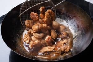 La cobertura con dos harinas y la salsa bien caliente, las claves del pollo al limón que se reinventa en la cocina casera