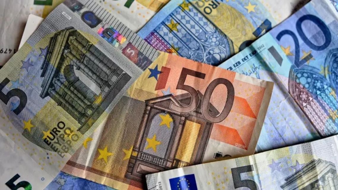El euro blue cedió seis pesos y cerró la rueda en $1.832,75 para la venta