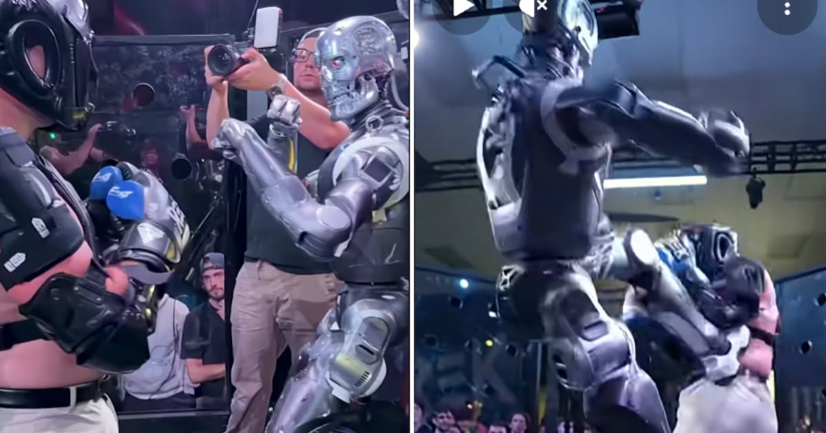 El influencer que se subió al ring con un robot y terminó con la mano rota