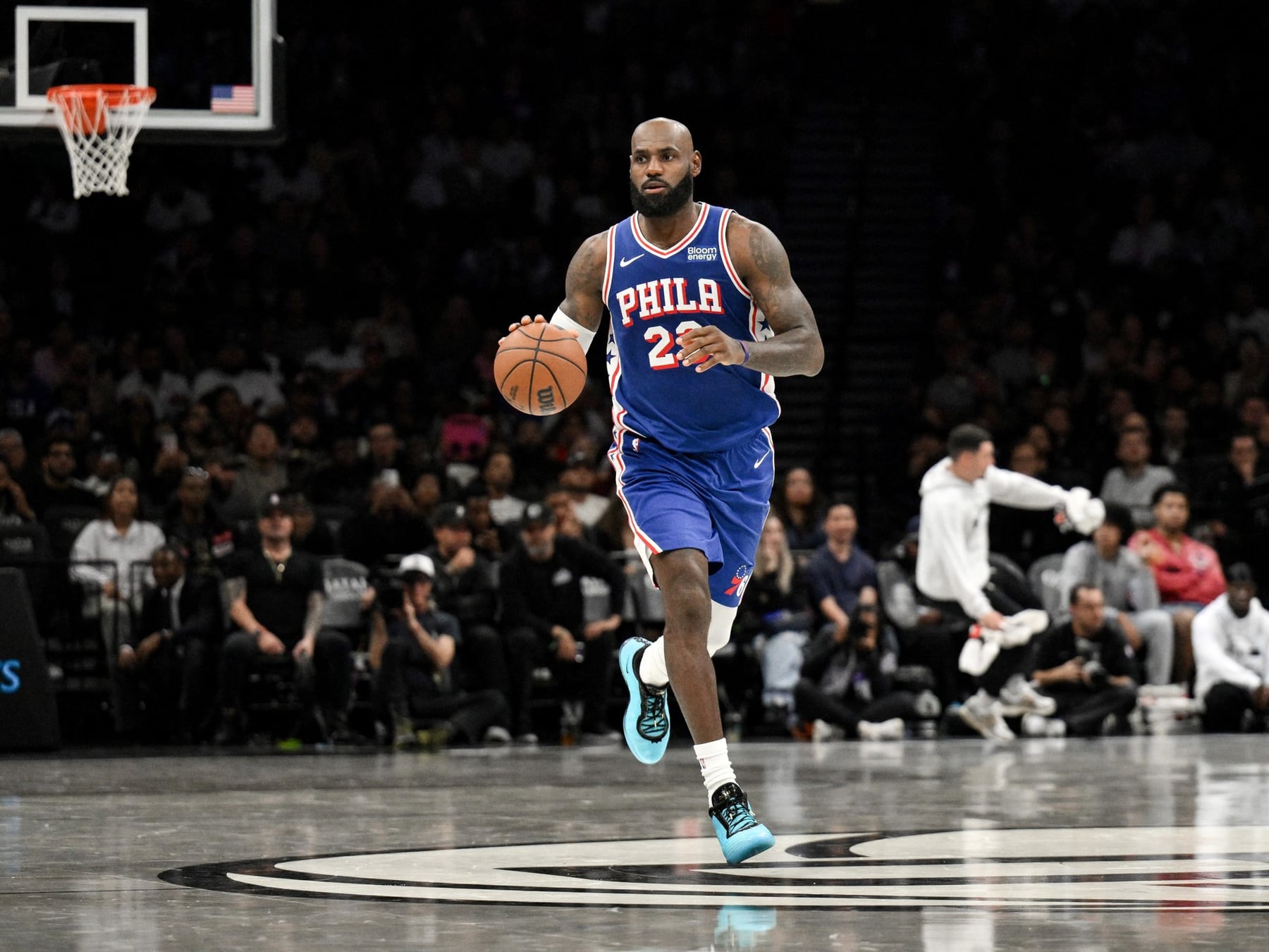 El Rey ya tiene nueva camiseta: LeBron se puso la de Filadelfia y, casi como sorpresa, perdió