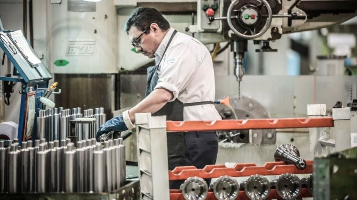 La industria nacional se contrajo y dejó más de 66.000 empleos registrados en dos años, con la Patagonia como único foco positivo