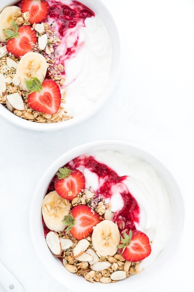 Yogur griego y un hígado más sano: lo que la ciencia dice y lo que queda por fuera de la promesa