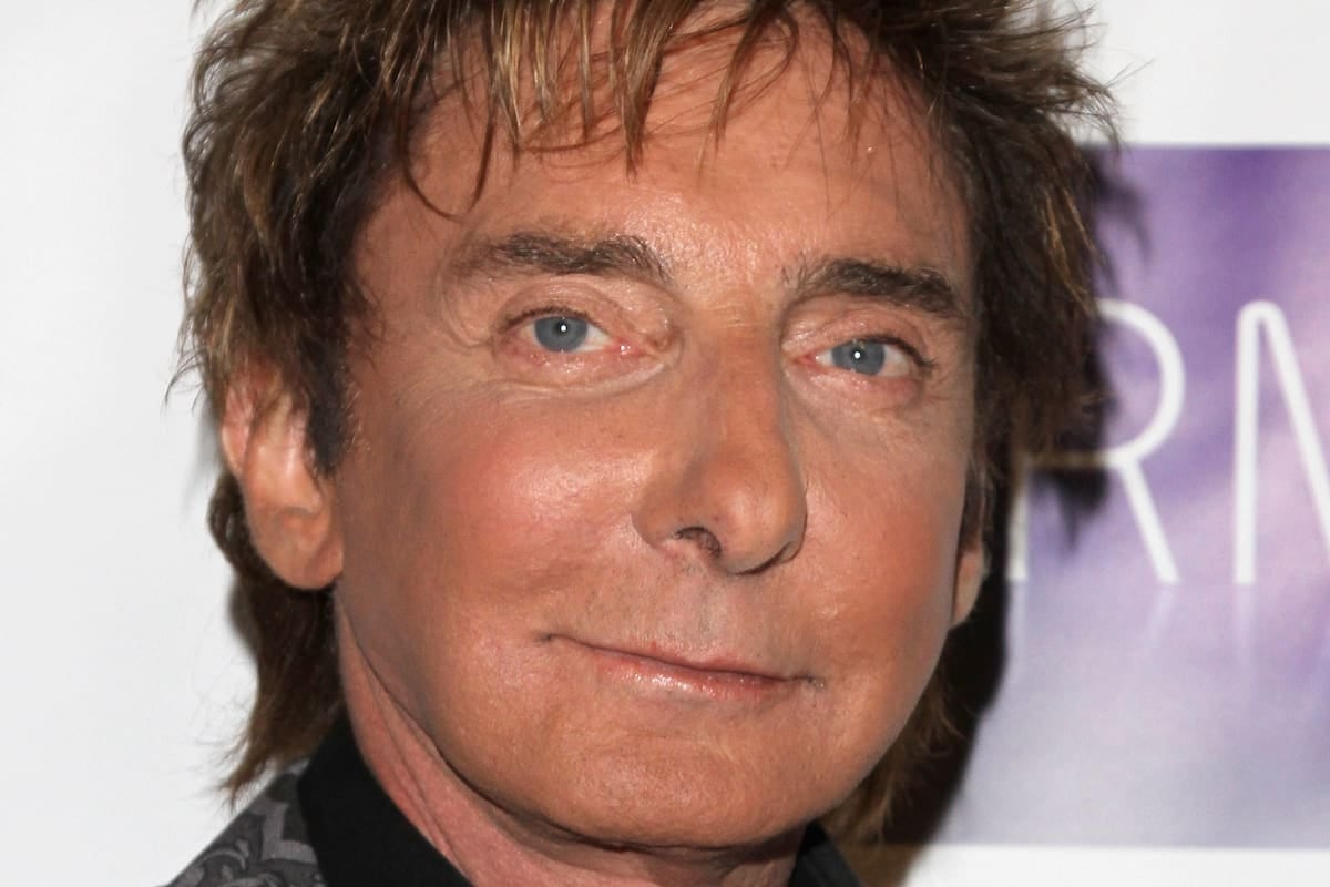Manilow se bajó del escenario en Las Vegas con apenas dos canciones y una bronquitis que no lo deja