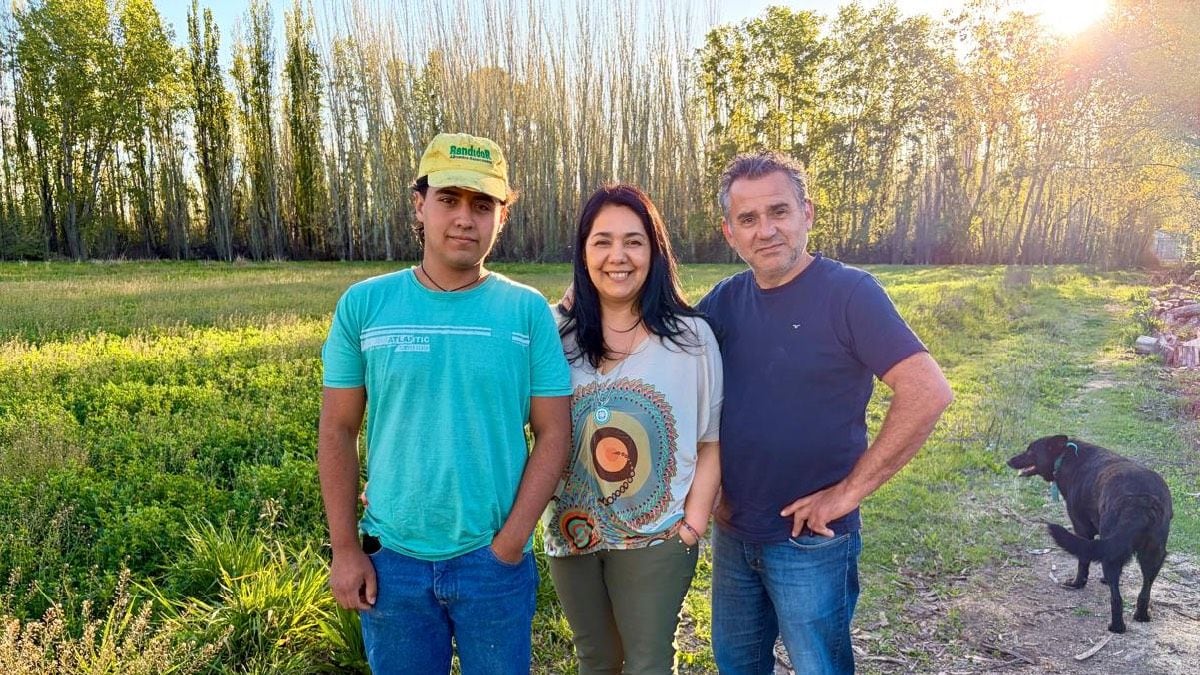 Tres hectáreas, dos sueldos y toda una vida por delante: la chacra que una pareja sostiene a fuerza de pulmón en Centenario