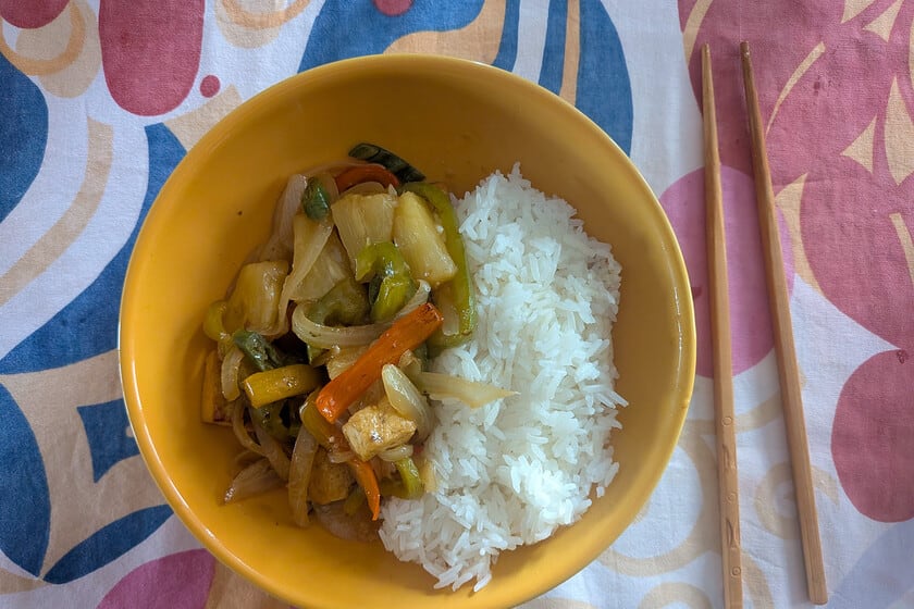 Tofu agridulce con piña: cómo lograr el salteado crujiente que define a la cocina cantonesa vegana