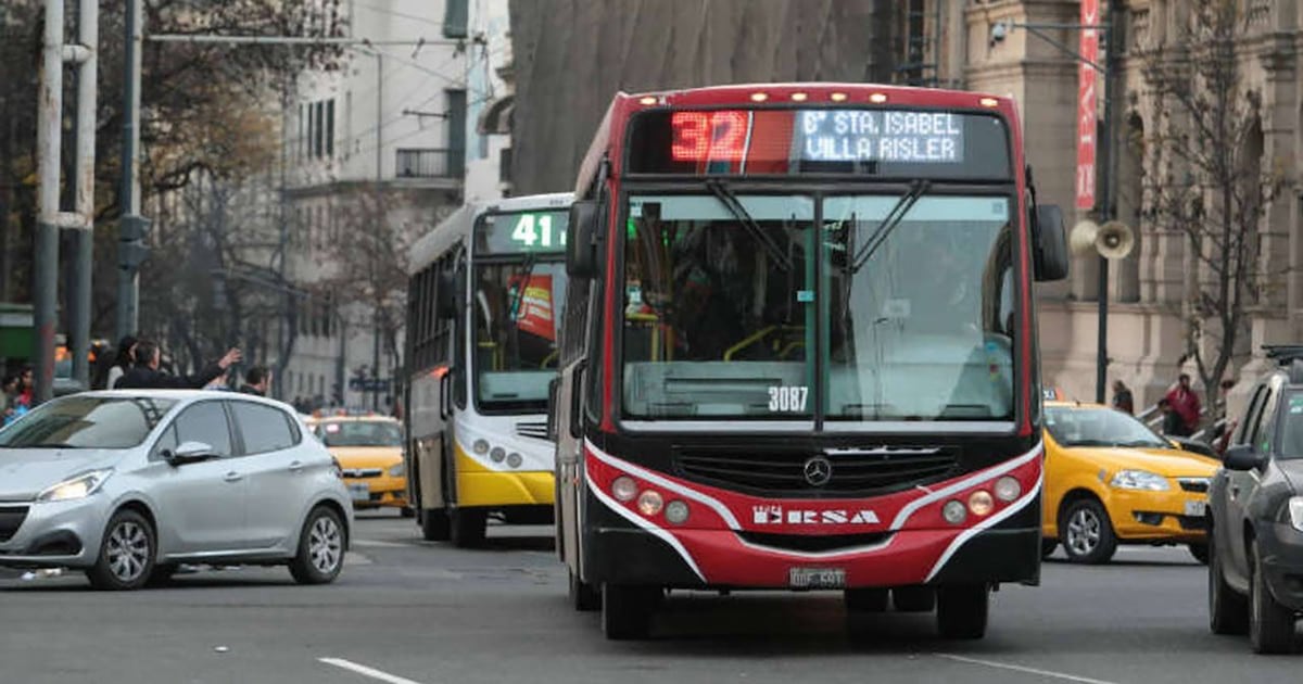 Cuatro veces más por el mismo viaje: la brecha de tarifas de colectivo se amplía entre ciudades