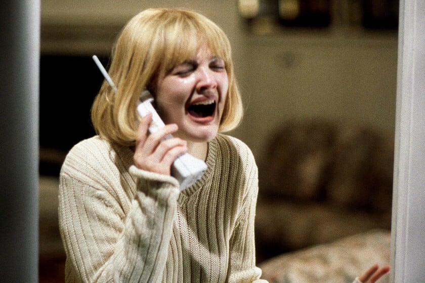 Aquella vez que Wes Craven le arruinó la noche a Drew Barrymore para conseguir el llanto perfecto de Scream