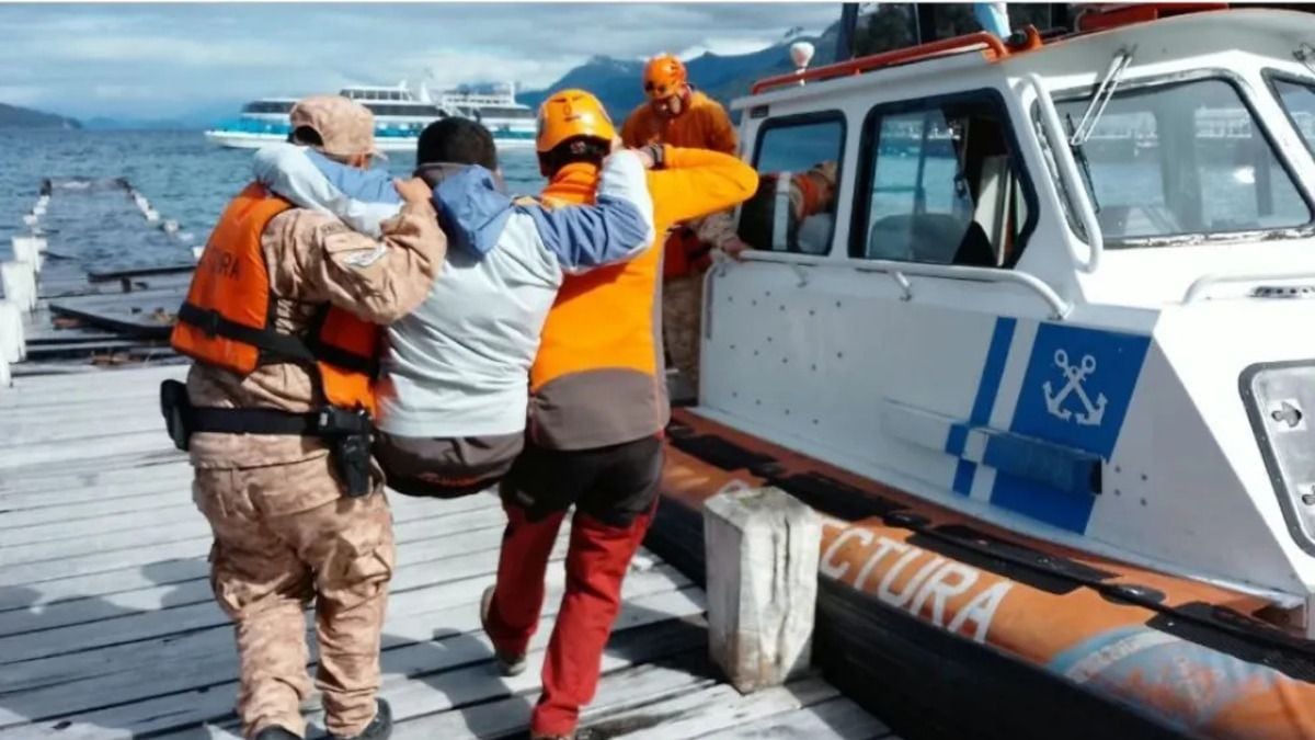 Un tobillo roto en el bosque: la odisea de evacuar a un turista del sendero de los Arrayanes en pleno lago Nahuel Huapi