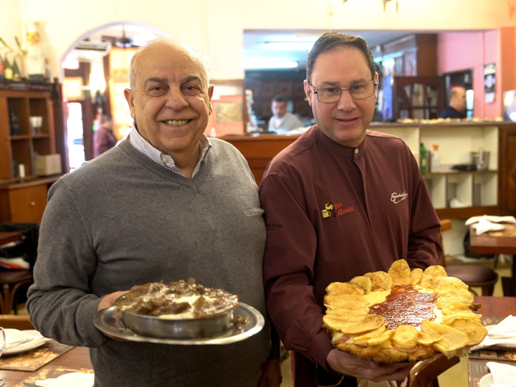 En la esquina más antigua de Villa Devoto, un bodegón de 118 años que sostiene su mito a fuerza de milanesas