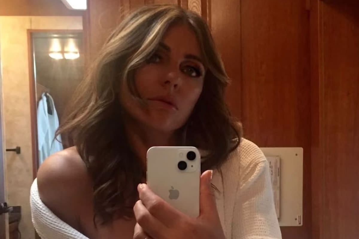 Volvió Bev Fisher: Elizabeth Hurley arrancó el rodaje de la segunda temporada de The Burbs