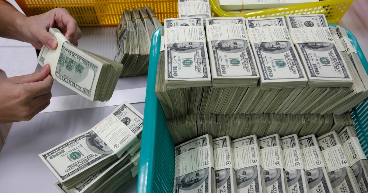 El dólar volvió a quedar debajo del umbral de los 1.540 y la brecha con el blue se mantiene en torno al uno por ciento