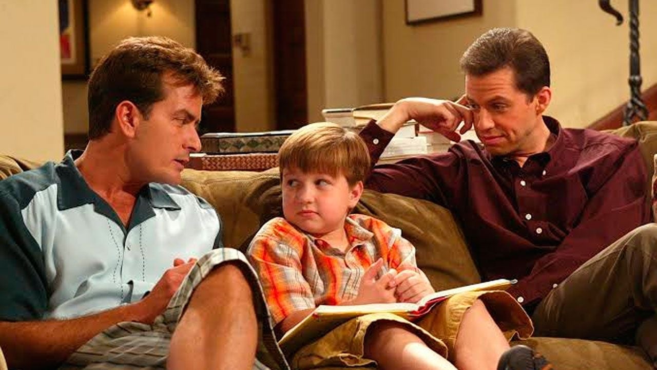 Hugh Grant estuvo a punto de quedarse con el sillón de Charlie Sheen y se bajó a último momento