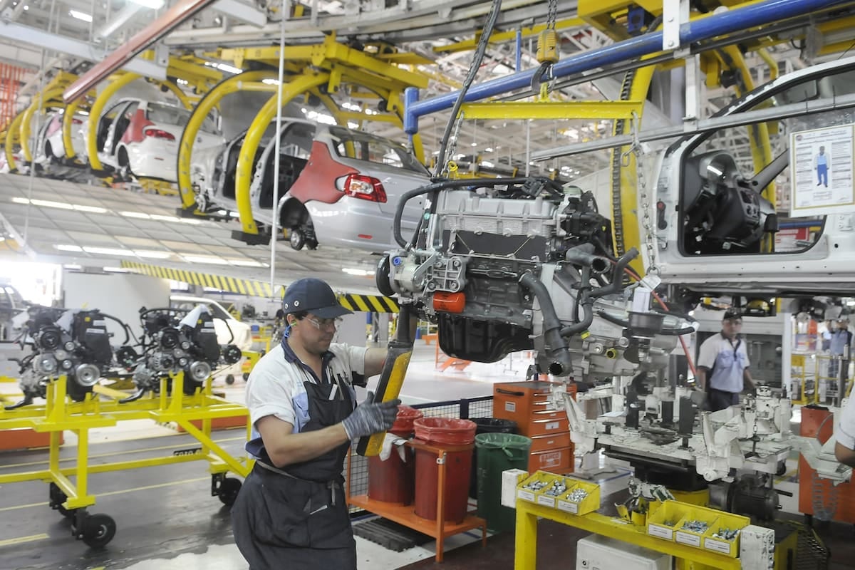 La industria argentina operó al 58,5% de su capacidad en agosto y volvió a retroceder frente al año pasado