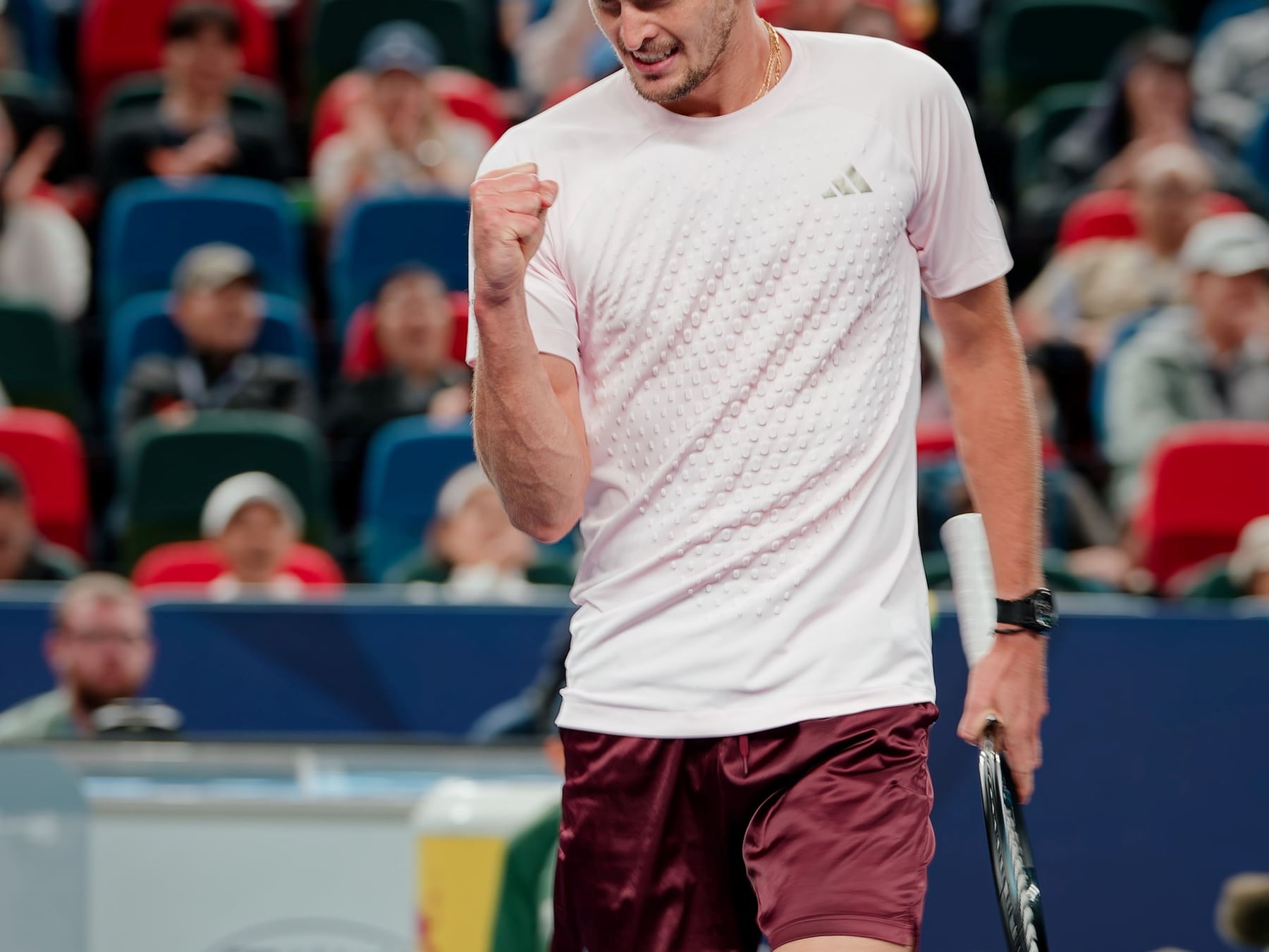 Sasha se pasea en Shanghái y va por la semis: al francés le tira dos sets de manual