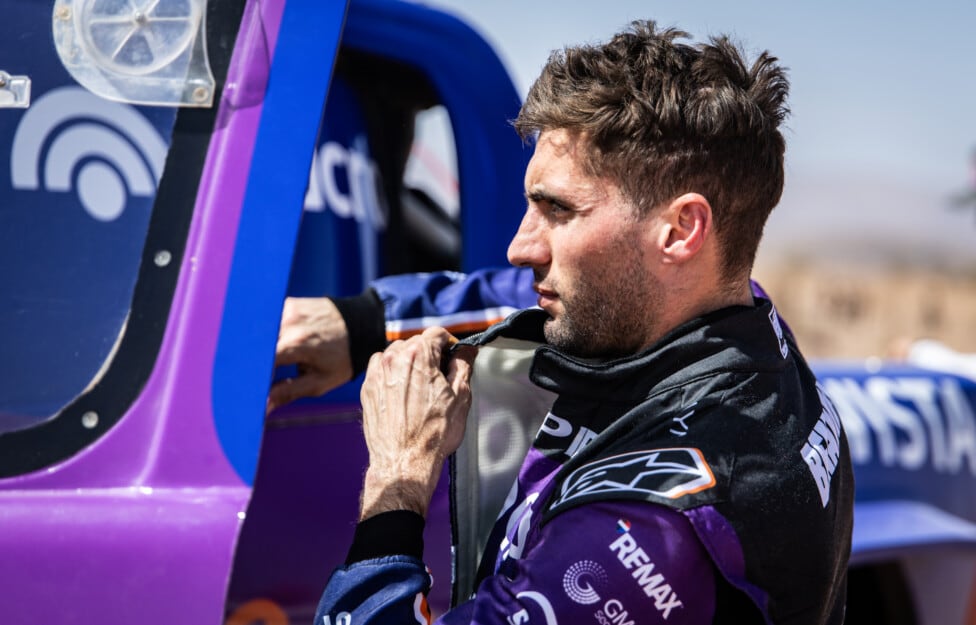Benavides le tira fe al Dakar 2027 mientras la arena se mueve en Arabia