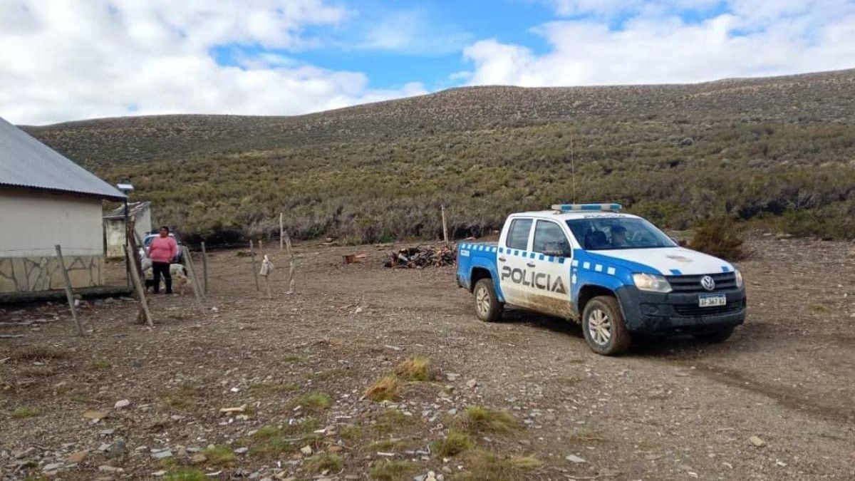 Doce kilómetros de barro para llevar comida a una mamá y sus tres chicos en la meseta neuquina