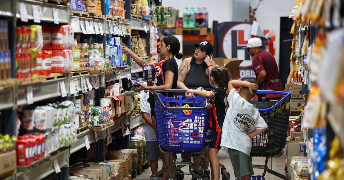 La política económica se mueve en una franja de entre 1,6% y 1,8% mensual y los analistas ya descartan una baja sostenida hasta 2027
