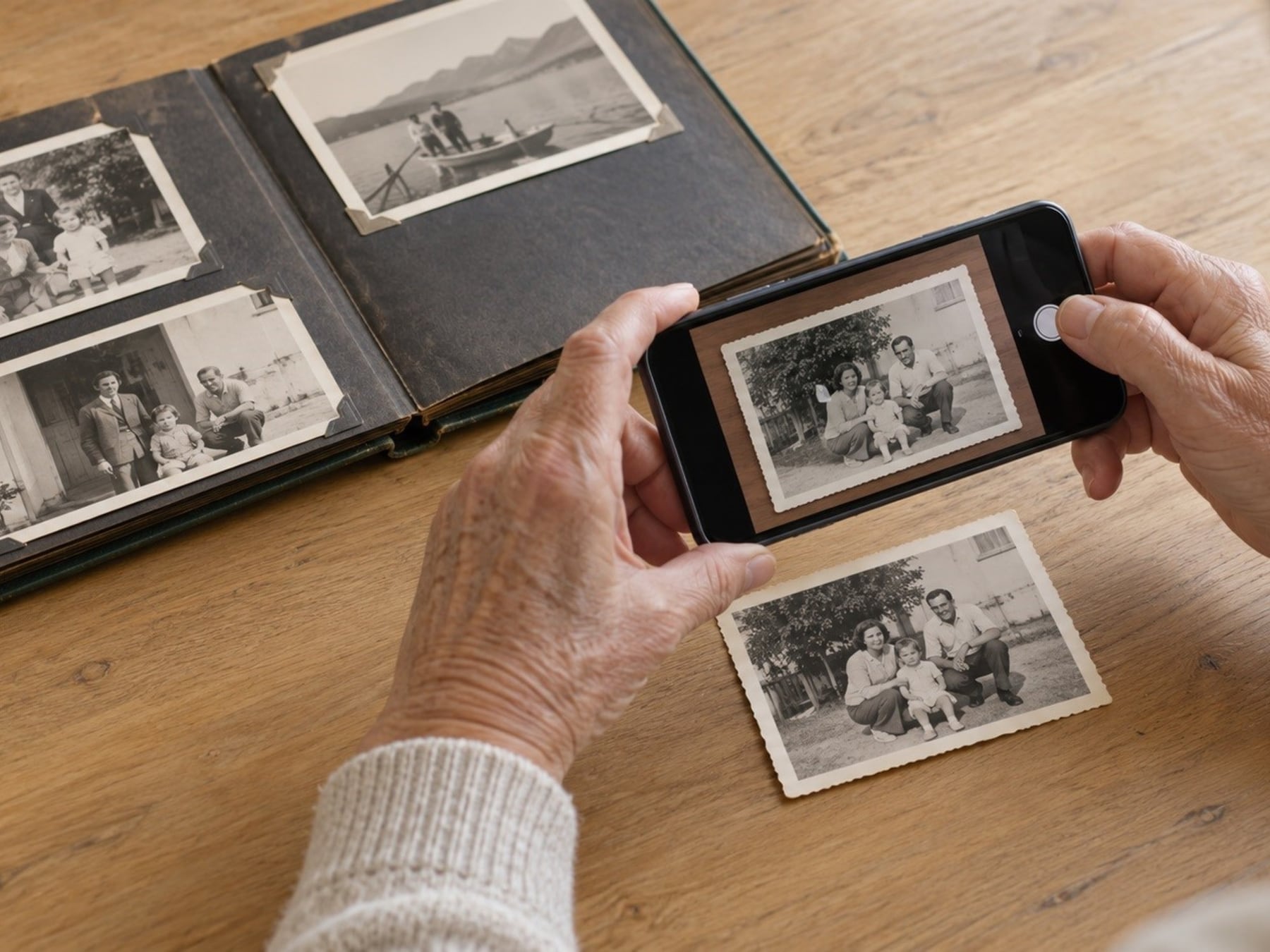 De la caja de zapatos al celular: cómo pasar esas fotos viejas a digital sin perderlas en el intento