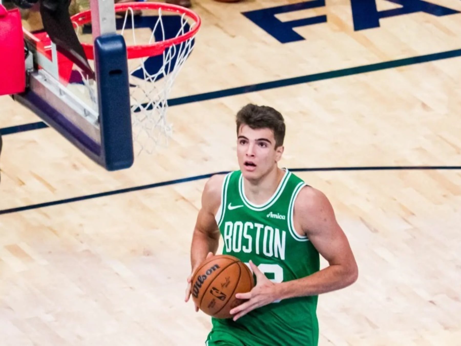 El espanol Hugo Gonzalez recorrio media cancha caminando y los arbitros de la NBA le festejaron la volcada