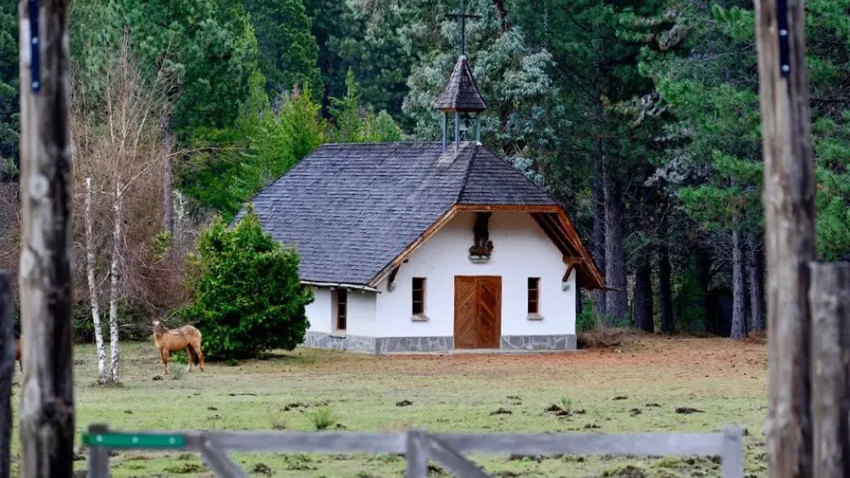 La capilla alpina que un príncipe alemán construyó entre las lengas de Meliquina