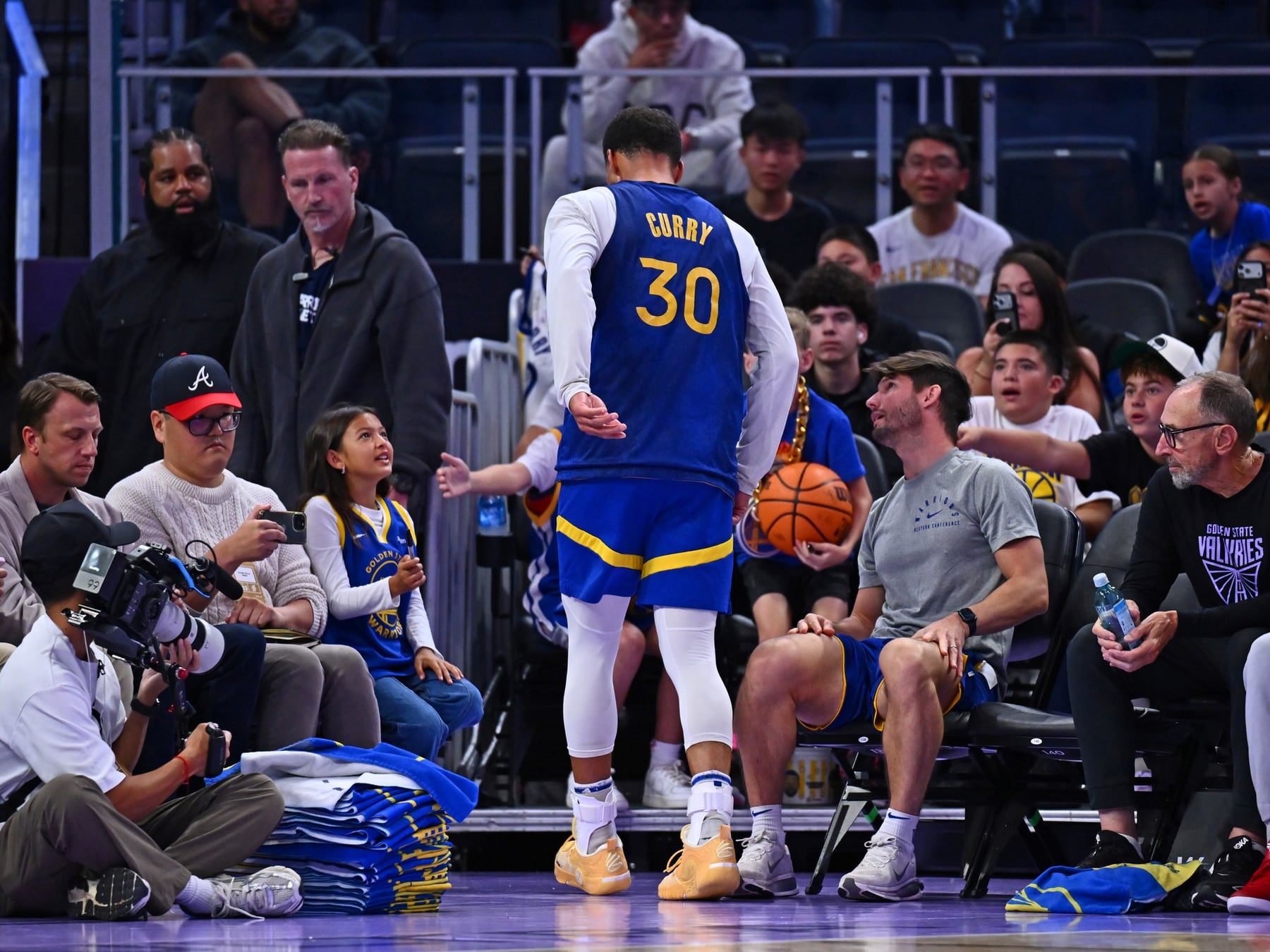 Firma la plata, se lesiona el tobillo: el día de suerte de Curry arranca con el pie izquierdo