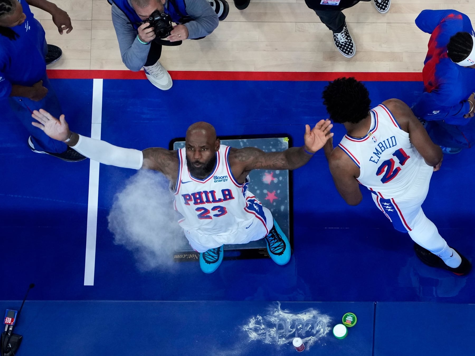 Arranca la NBA con LeBron en Philadelphia y los Knicks colgando la ilusión del campeón