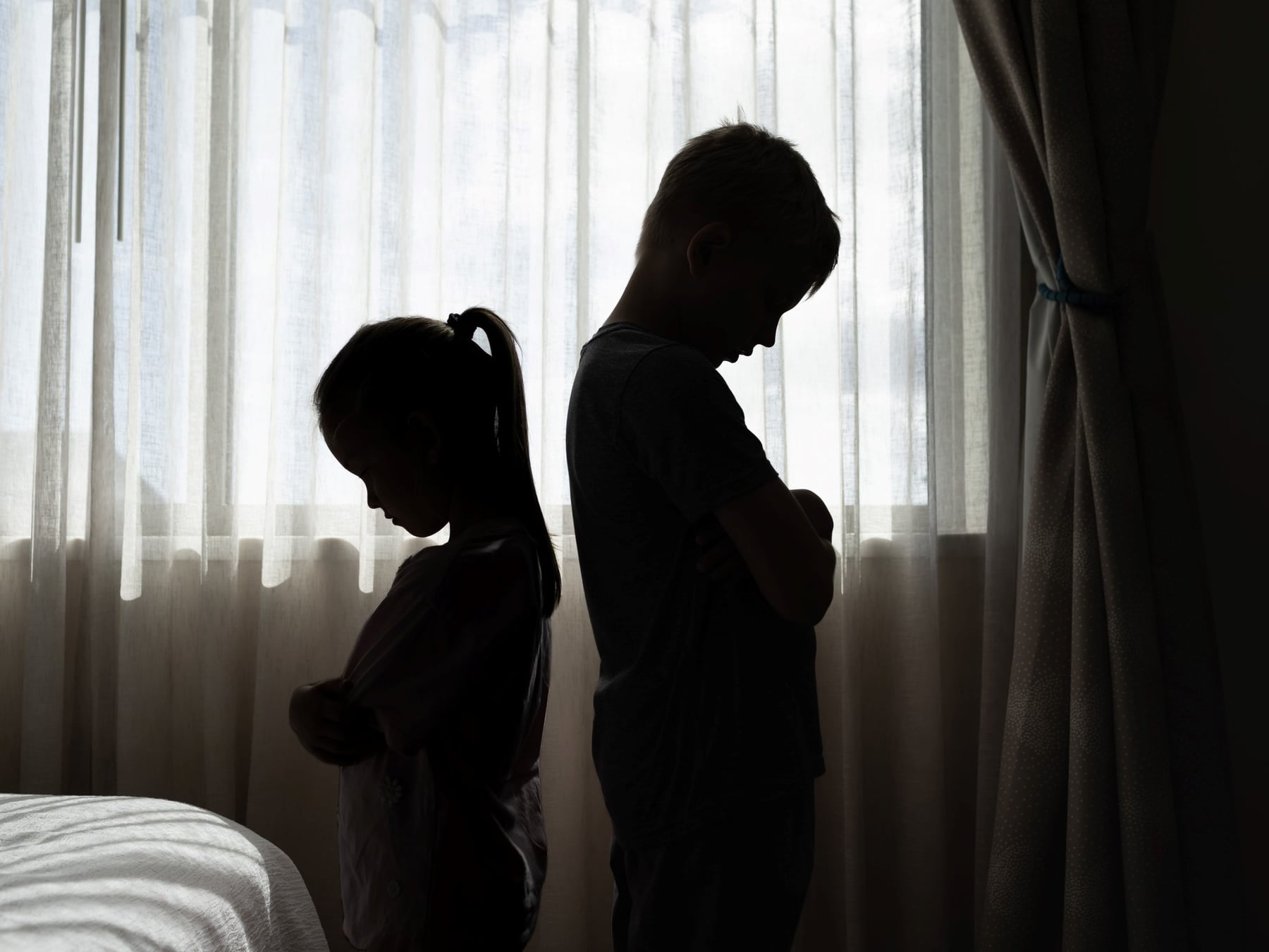 Hermanos bajo el mismo techo, infancias que nunca fueron iguales
