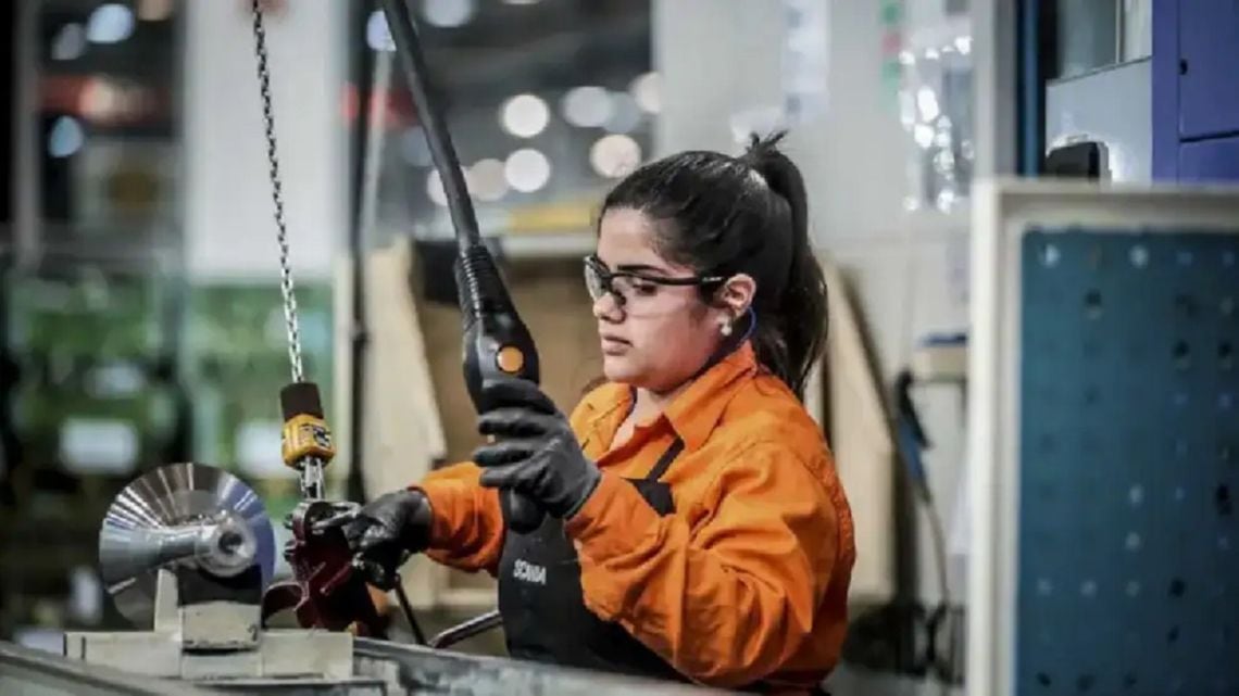 La actividad económica_submitió un avance mínimo en agosto y dejó sin recuperar la caída de julio
