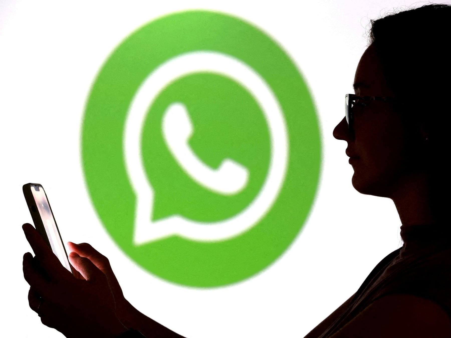 WhatsApp en cuatro equipos a la vez: cómo saber quién está conectado y cómo echarlo