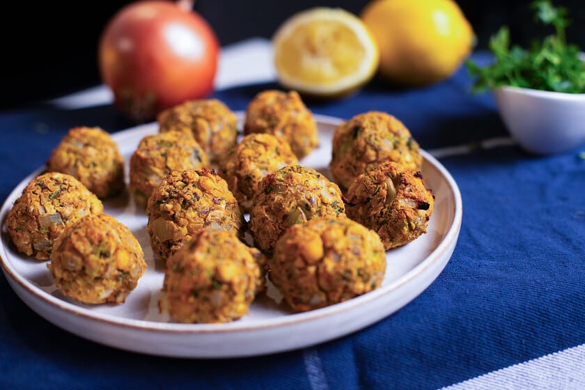 Bolitas veganas de garbanzos y brócoli para una cena práctica y nutritiva