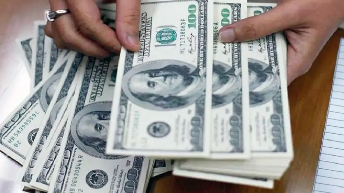 El dólar minorista llegó a 1.550 pesos y redujo la brecha con el blue al 2,5%