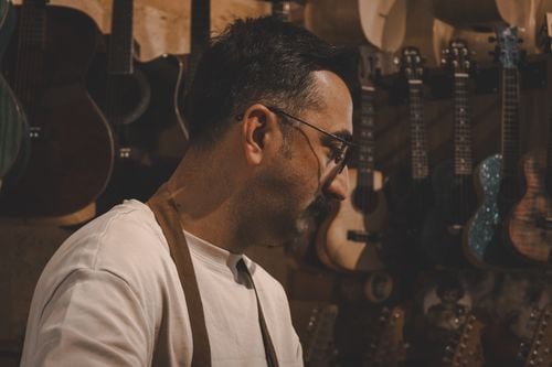 A mano y con paciencia, Saúl Pérez Zibana construye el sonidoneuquino