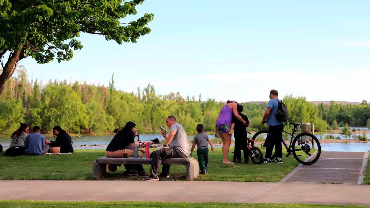 Neuquén disfruta la costa del Limay antes de la llegada del viento