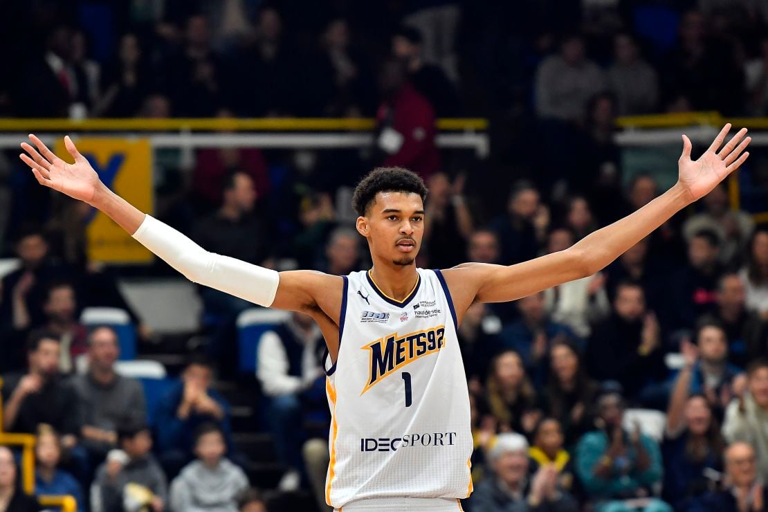 Una estrella de la NBA le regaló su camiseta a un niño y se sorprendió cuando la encontró a la venta en una subasta