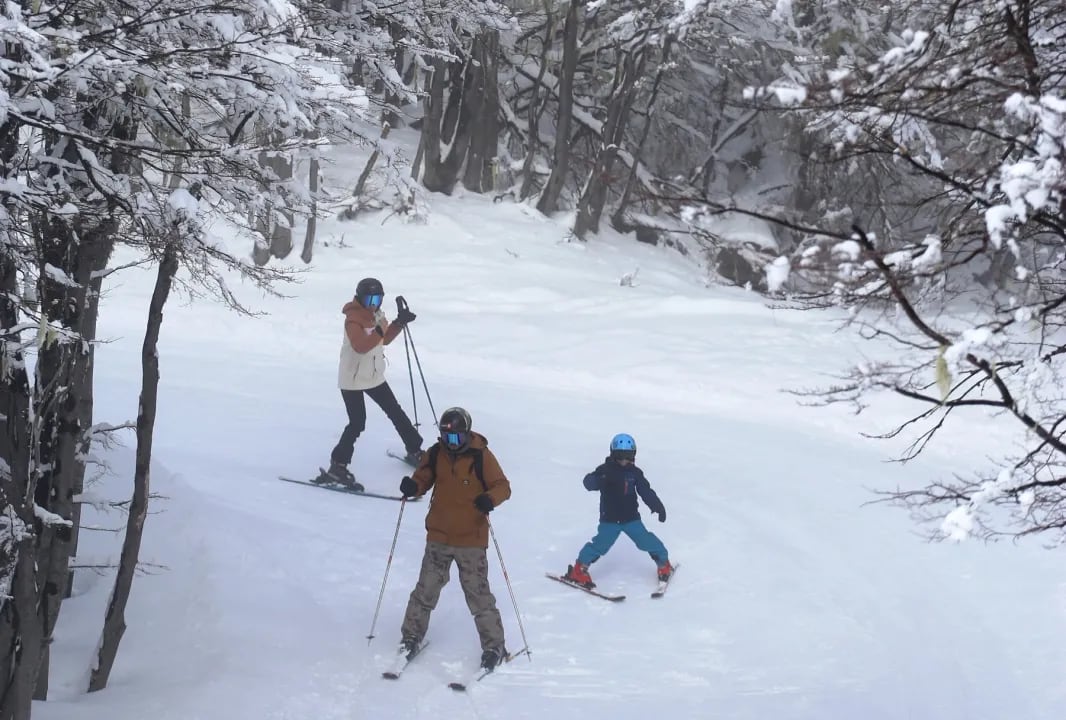 El regreso de la nieve revitaliza el ánimo en la Cordillera y augura más en Catedral, Chapelco y Bayo