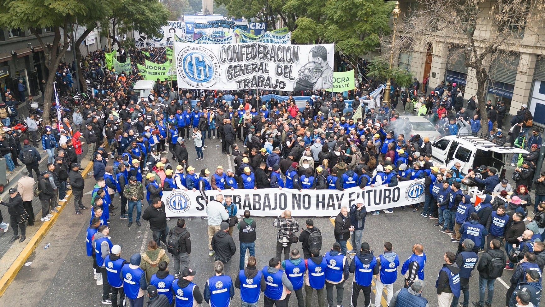 La CGT marchó con baja convocatoria y gestos al Gobierno