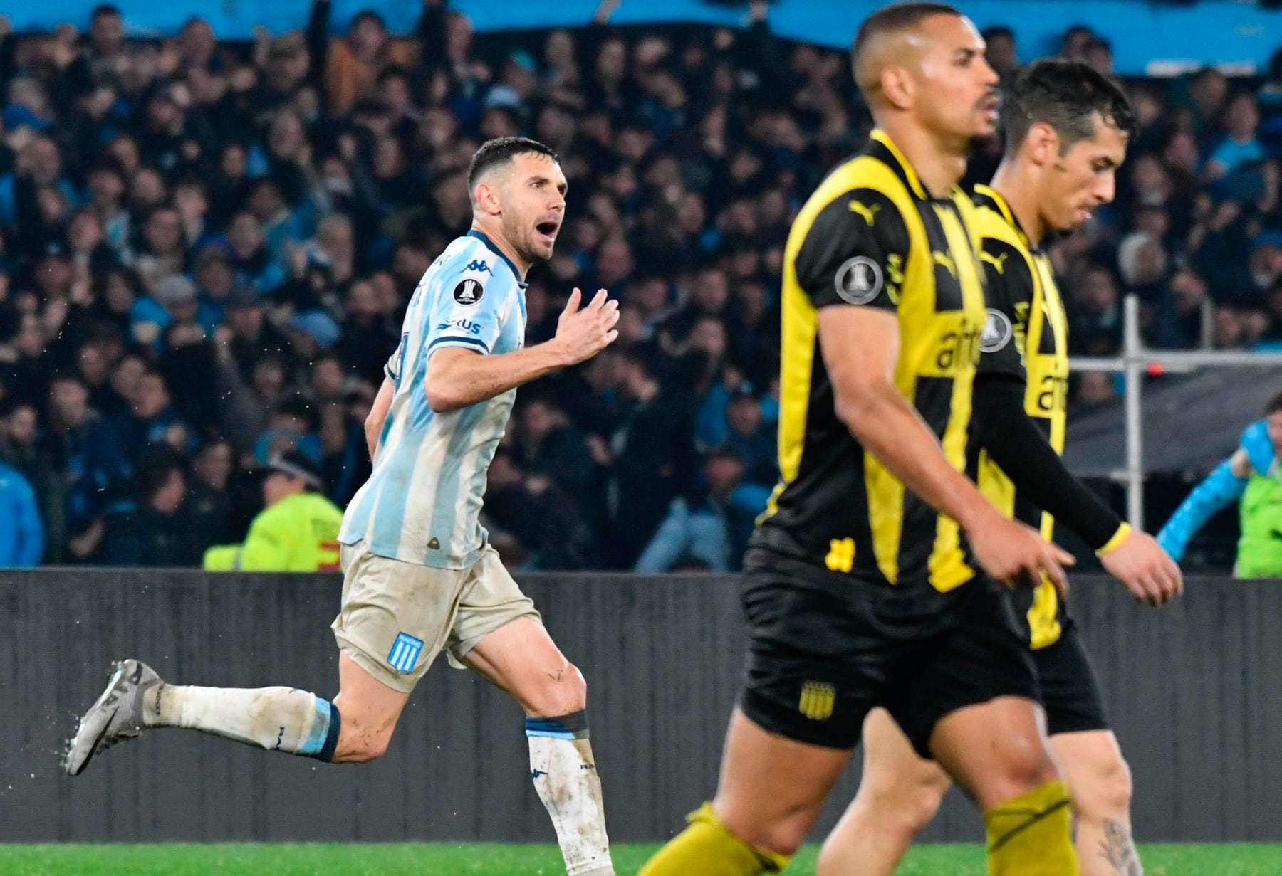 Rojo en Plena Forma para la Copa Libertadores: Racing Versus Peñarol