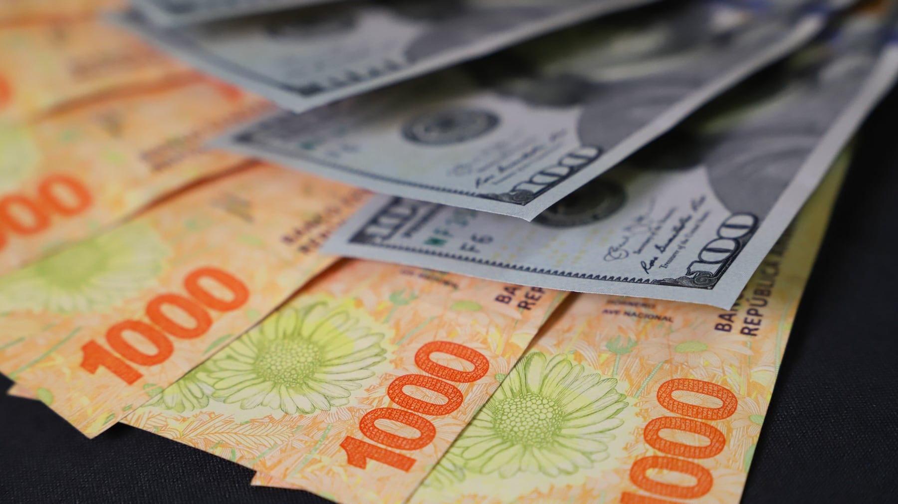 El dólar alcanzó $1.370 en medio de renovadas presiones del mercado