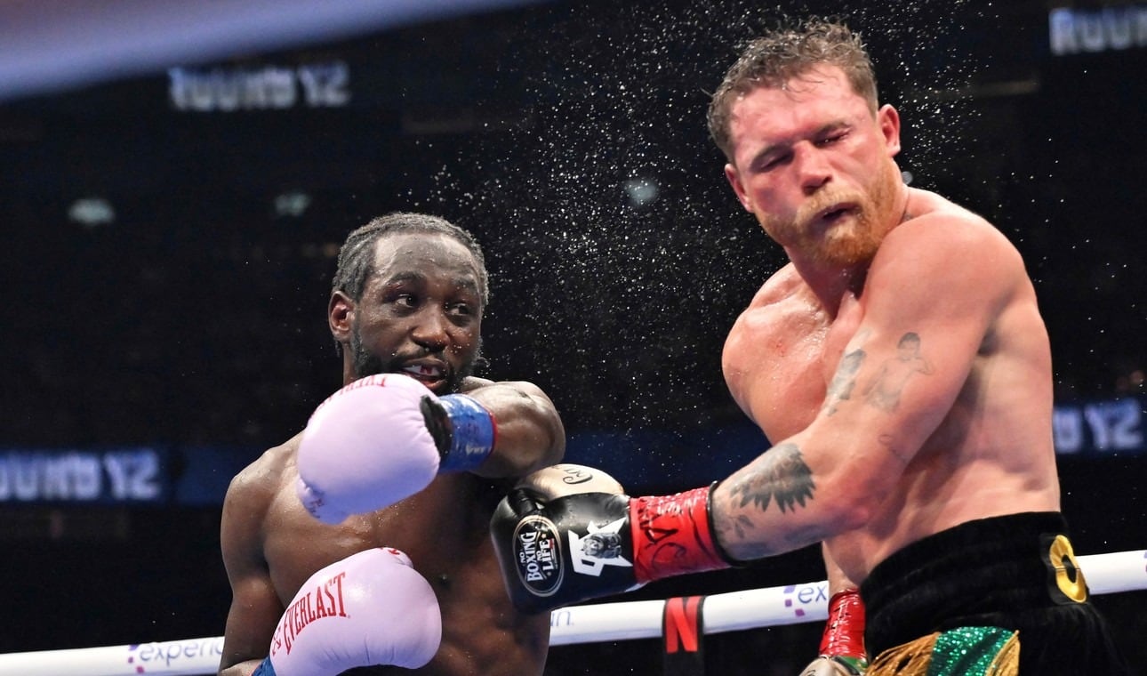 Crawford vence a Canelo y conquista el título