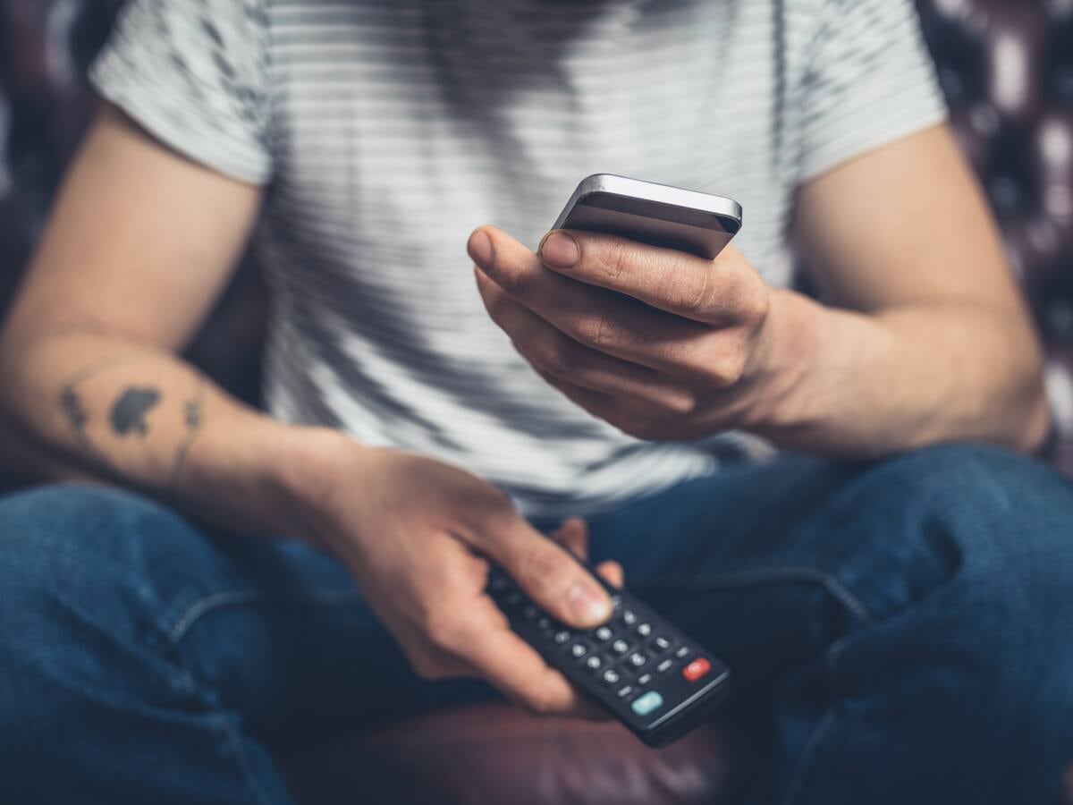 Netflix reconoce que usamos el celular mientras vemos sus series y películas y propone una controvertida solución