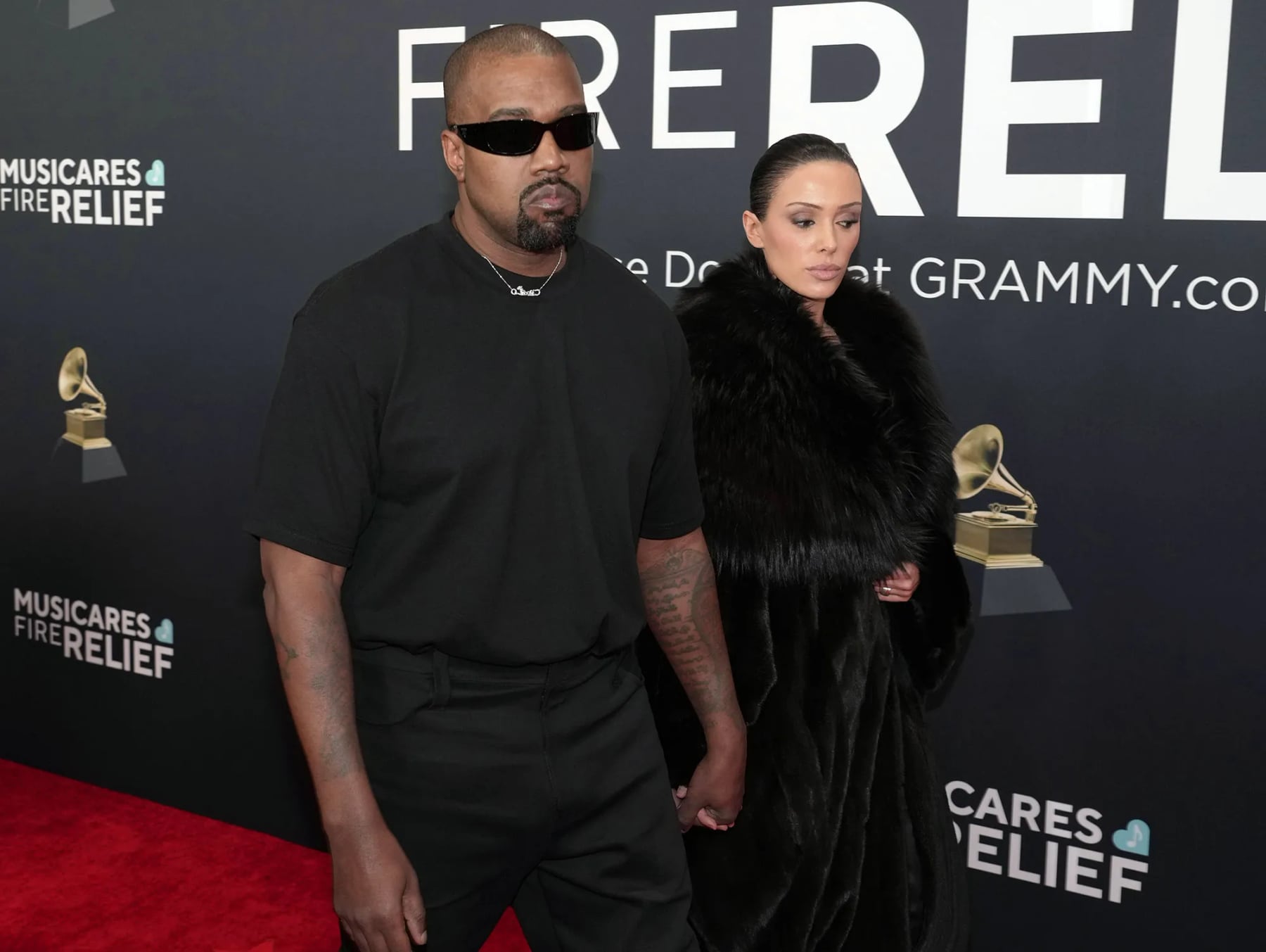 Revuelo en los premios Grammy 2025: Bianca Censori, la esposa de Kanye West, posó con un vestido totalmente transparente