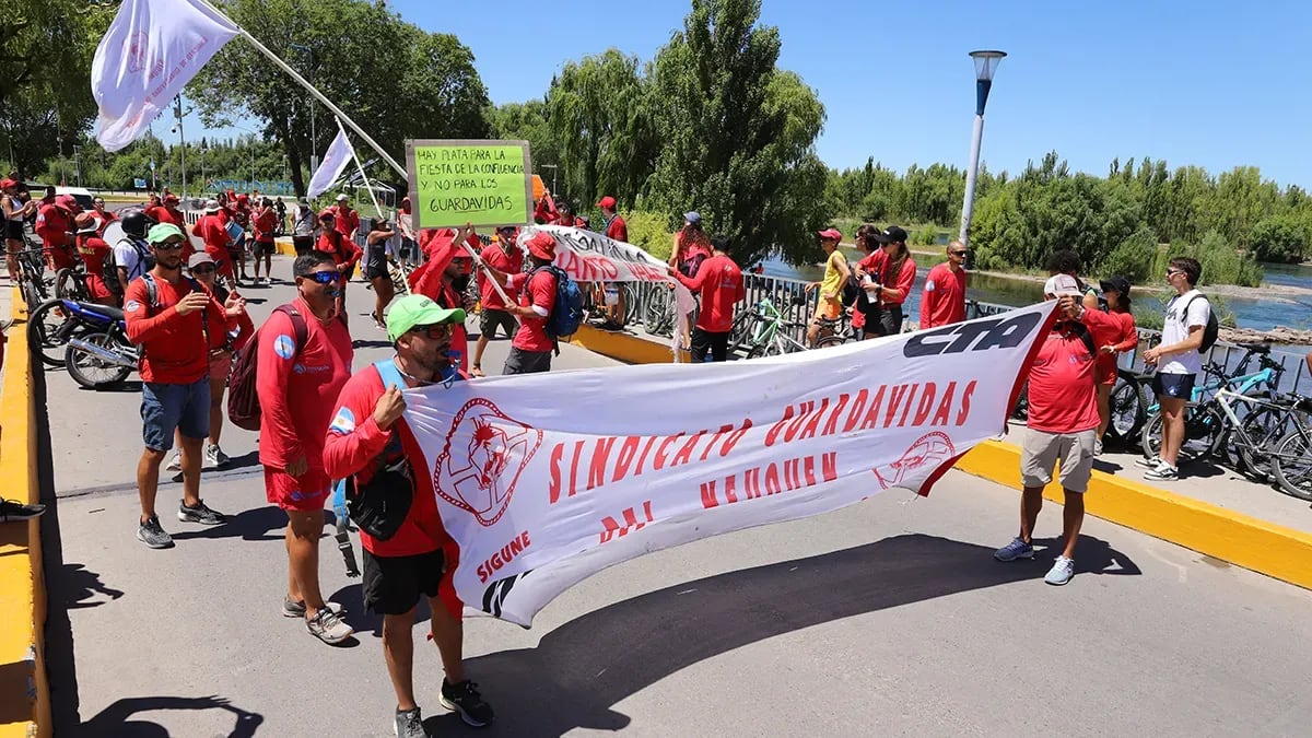Guardavidas de Neuquén intensifican el paro y la Municipalidad solicita conciliación obligatoria.