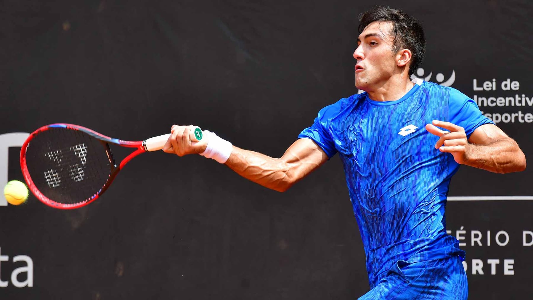 Es hijo de un campeón del mundo y ganó su primer título en el tenis de una manera insólita
