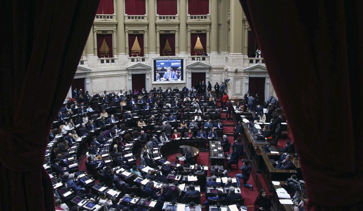 El Gobierno logró aval para suspender las PASO con apoyo de dos gobernadores peronistas.