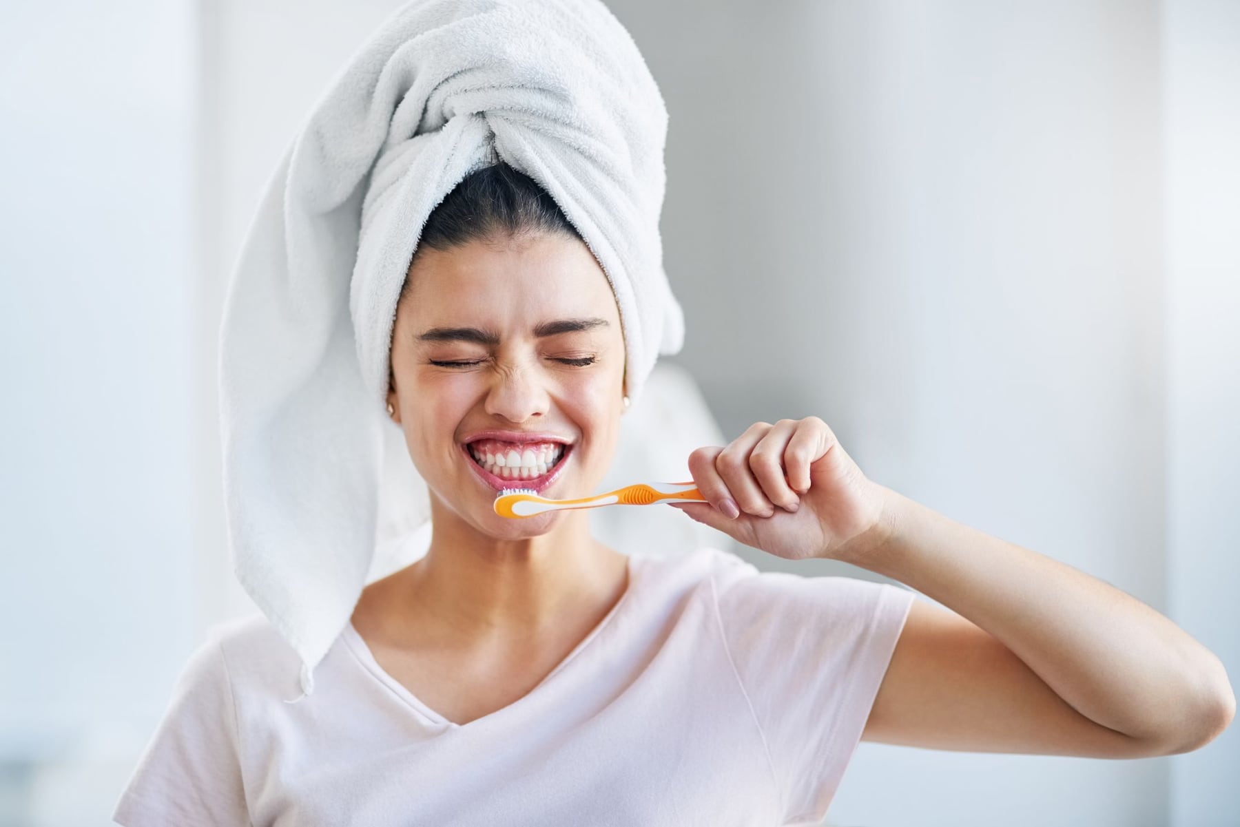 Hilo dental, cepillo o enjuague: en qué orden lavarse los dientes, según los expertos
