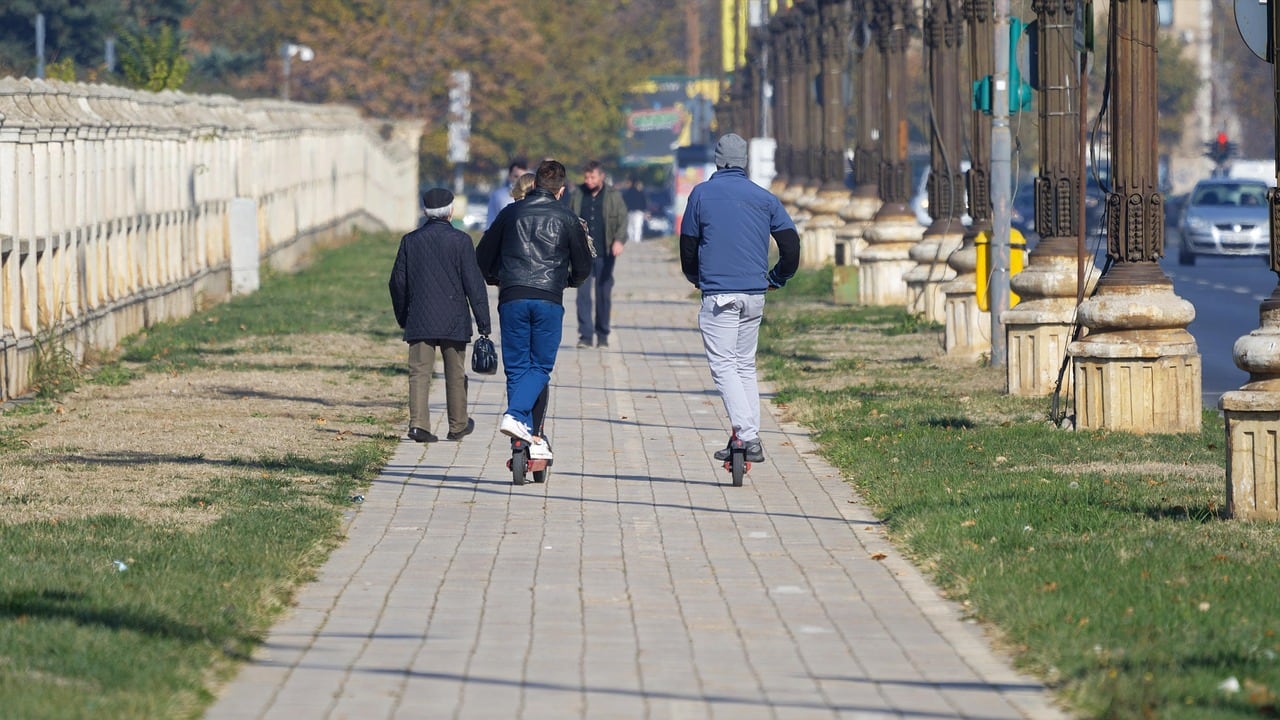 Por qué la forma de caminar ayuda a detectar la demencia en forma temprana, según los neurólogos