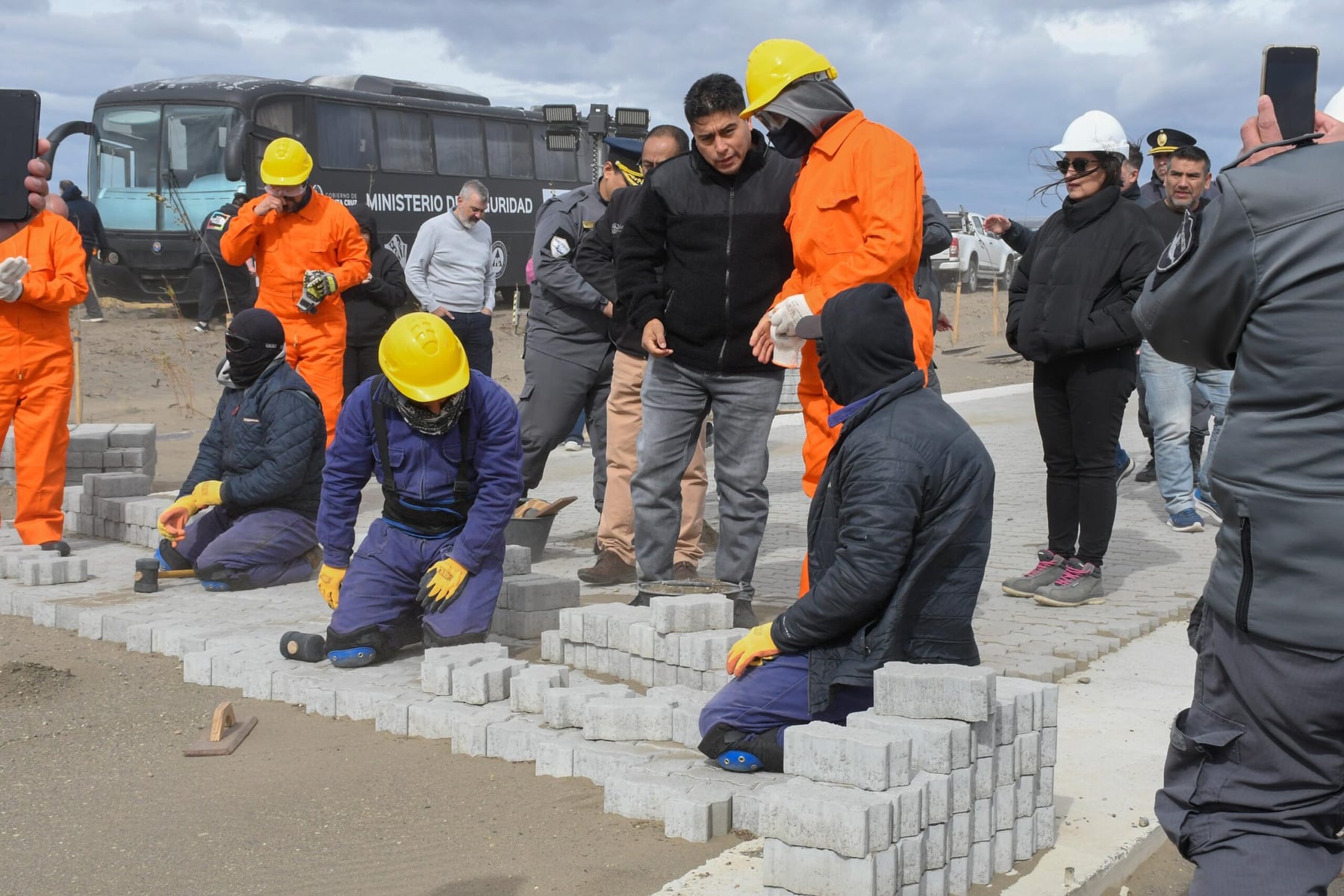 Santa Cruz: Presos son incorporados a trabajos en obra pública